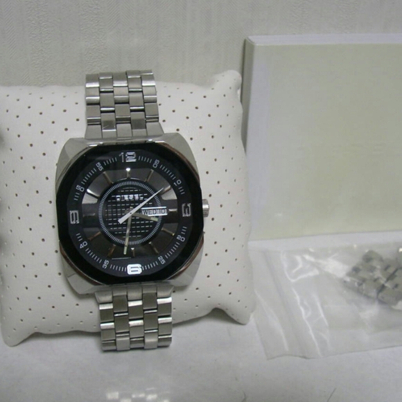 ☆DIESEL BIG FACED WATCH☆ - Picture 3 of 6